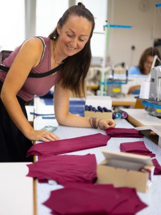 Tarua kousky necestují přes půl světa, než se dostanou k vám. Šijeme je u nás na Moravě 🇨🇿 – a tak jejich první opravdové...